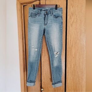 Excellent condition Size 6/28R Distress Jean With Rolled Cuffs Universal Thread